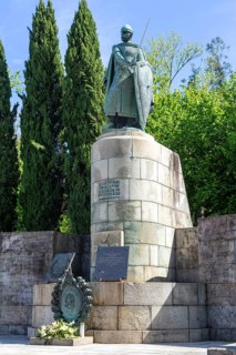 Statue Dom Afonso Henriques 1109-1185 first king of Portugal, Guimaraes, northern Portugal, Europe