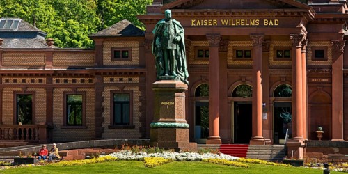Kaiser-Wilhelms-Bad with monument to Kaiser Wilhelm I in the spa gardens of Bad Homburg vor der