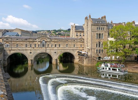 Boat trip at Pulteney Bridge, River Avon weir, city of Bath, north east Somerset, England, UK