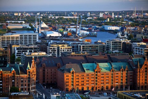 Stadtansicht von oben mit der Speicherstadt, der HafenCity und dem Hafen, Hamburg, Deutschland