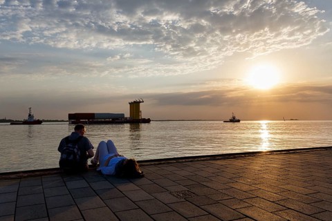 Tourists enjoying the view, sunset on the Weser, pier Seebäderkaje, pontoon, Willy-Brandt-Platz,