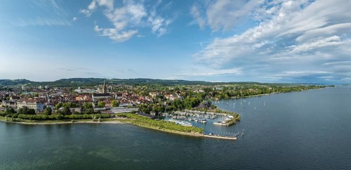 Luftbild, Panorama von der Stadt Radolfzell am Bodensee mit Bootshafen und Hafenmole, Landkreis