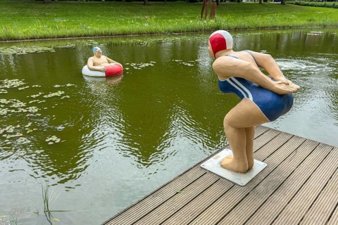 Publicly exhibited artistic sculptures by Christel and Laura Lechner in the frog pond on the town