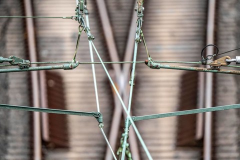 Traction current, overhead line, detail, tensioning of current-carrying lines, insulators, power