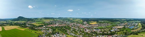 Luftbild, Panorama von der Stadt Engen im Hegau, am Horizont der Hegauvulkan Hohenhewen, Landkreis