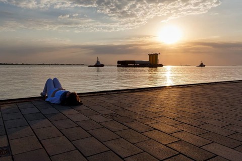 Tourist enjoying the view, sunset on the Weser, pier Seebäderkaje, pontoon, Willy-Brandt-Platz,