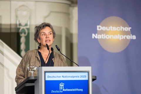 Joana Breidenbach (member of the Senate of the German National Foundation) holds the laudatory