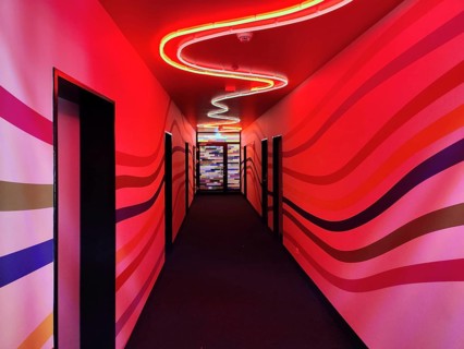 Red illuminated corridor to the individual rooms in the youth hostel Auf dem Stintfang, St. Pauli,
