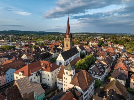 Luftbild von der Stadt Radolfzell am Bodensee mit dem Radolfzeller Münster von der Abendsonne