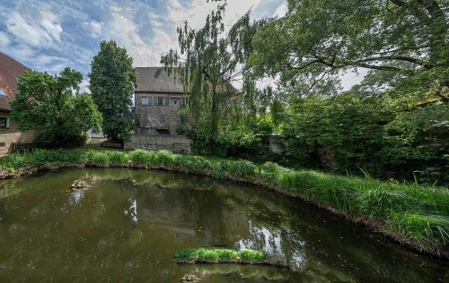 Historic farmhouses by a village pond, Kleingeschaidt, Middle Franconia, Bavaria, Germany, Europe