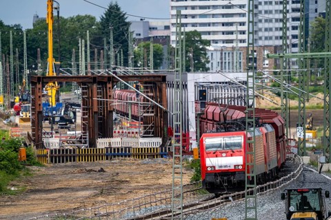 Reconstruction, extension of the Emmerich-Oberhausen railway line, three tracks, including 47 new