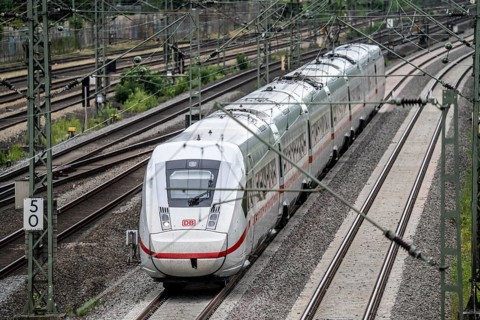 ICE 4 train on the line between Bochum and Dortmund, near Dortmund-Marten, multi-lane line for