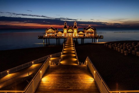 The pier of Sellin in the night
