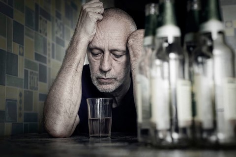 A desperate man falls into depression and becomes alcoholic and miserable. His addiction leads him
