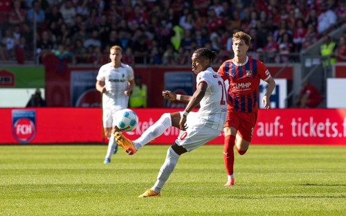 Football match, Junior ADAMU SC Freiburg left with pass to the left, Paul WANNER 1.FC Heidenheim