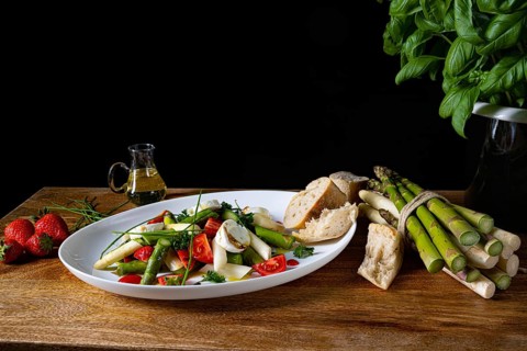 Asparagus salad with strawberries, tomatoes and goat's cheese