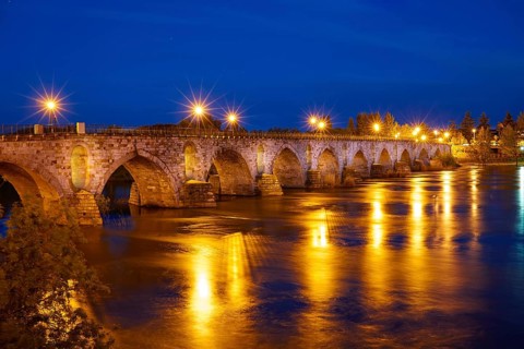 Zamora Puente de Piedra stone bridge on Duero river of Spain