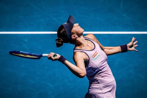 MELBOURNE, AUSTRALIA - JANUARY 19: Belinda Bencic of Switzerland serves to Coco Gauff of USA on day