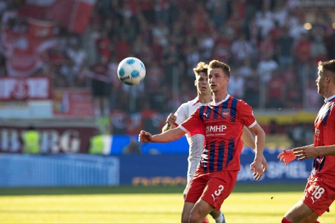 Football match, Jan SCHÖPPNER 3 1.FC Heidenheim and Noah WEISSHAUPT SC Freiburg have the ball