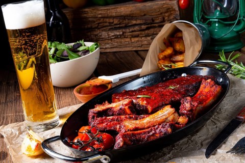 Grilled ribs in a spicy marinade with salad and vegetables