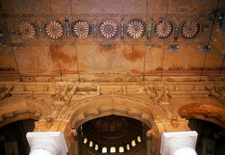 The Thirumalai Nayak Palace was built by King Thirumalai Nayak in 1636 CE and is a classic fusion