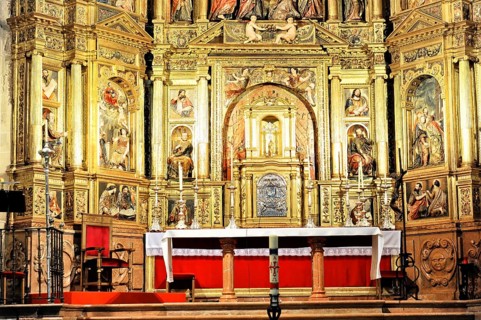 Baroque altar in the nave, richly decorated with golden details and religious paintings, Iglesia de