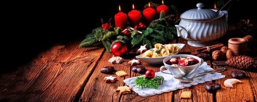 Weihnachtliche Rübensuppe Borscht mit kleinen Knödeln