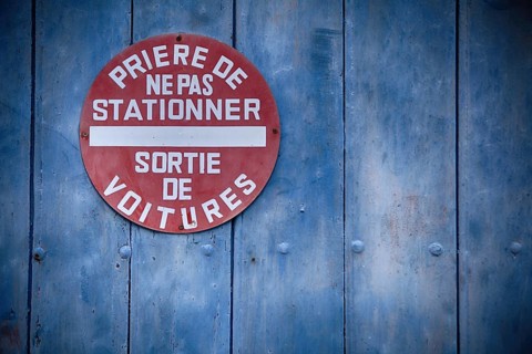 Keep driveway clear sign on a garage door in France, 2017