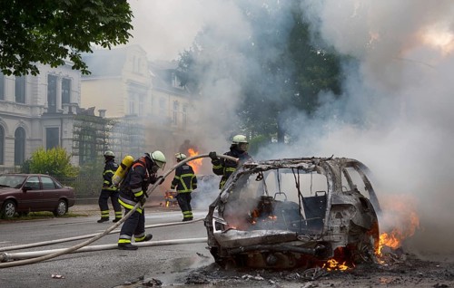 Fire brigade extinguishes burning cars on the Elbchaussee in Hamburg after the riots at the G20