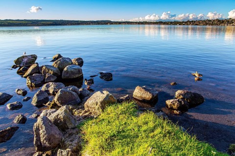 Taupo is the largest lake in New Zealand, North Island. The most popular holiday destinations for