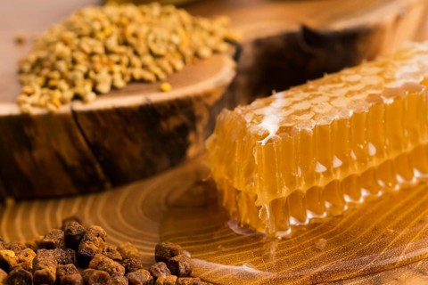 Honeycomb, pollen and propolis