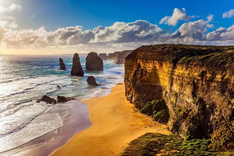 Powerful Pacific surf breaks down on the shore. Grandiose coast of Australia. Rocks of the Twelve