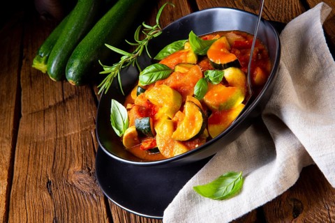 Vegetarische ratatouille mit frischem gemüse und kräutern
