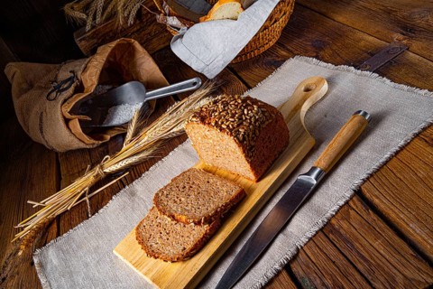 Moist wholemeal bread, crushed or ground wholemeal