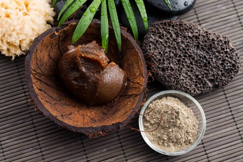 Homemade body peeling with sugar, olive oil and face mask