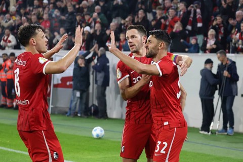 Vincenzo Grifo (SC Freiburg) scores from the penalty spot to make it 2-0 at the break and