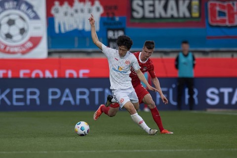 Football match, Jae Sung LEE 1. FSV Mainz 05 left on the ball in a duel with Jan SCHÖPPNER 1. FC