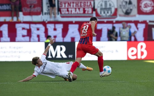 Football match, Ritsu DOAN SC Freiburg left, lying down, tries to separate Jonas FÖHRENBACH 1.FC