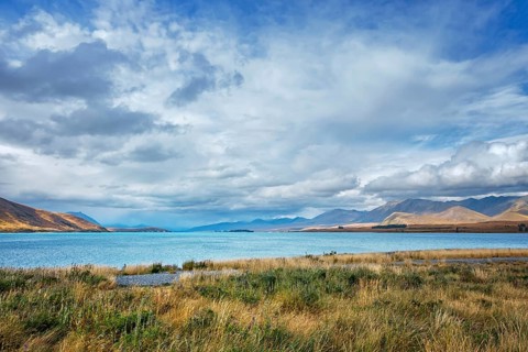An image of the turquoise lake Pukaki in New Zealand