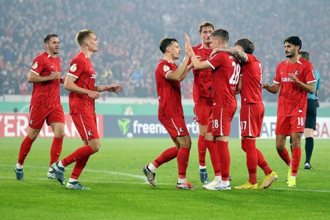 Freiburg goal celebrations: Matthias Ginter (SC Freiburg) puts Sportclub on the winning track with