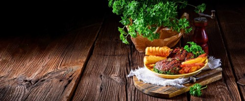 Grilled bullets with croquettes and vegetables