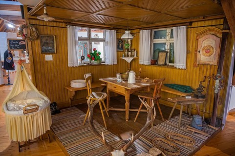Farmhouse parlour with Herrgottswinkel and children's bed, local history museum, Wiggensbach,