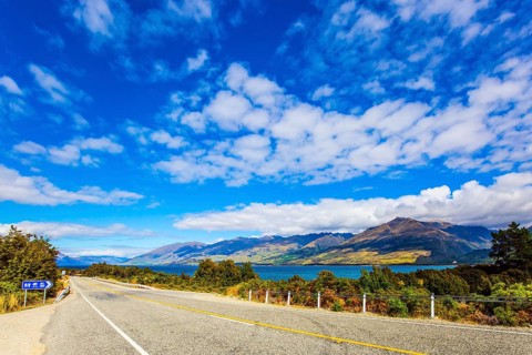 South Island. The beautiful lake Wanaka in New Zealand. Cirrus clouds fly in the sky. Azure lake