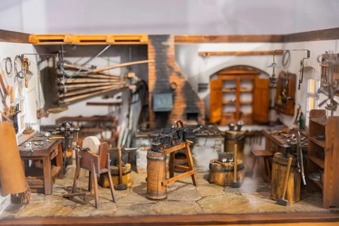 In the atmospheric setting of the Jägerhof, virtuoso and naive folk art from Saxony can be seen in