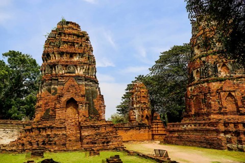 Beautiful photo of Ayutthaya Buddha Temple Ruins taken in thailand