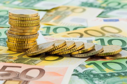 Single stack of coins, lying coins, symbolic photo for capital investment, risk and profit collapse