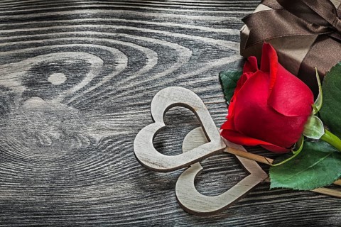 Wooden hearts red rose gift box on wood board holidays concept