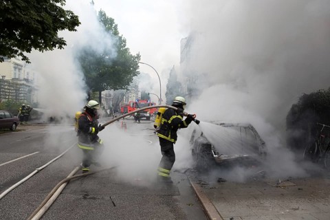 Fire brigade extinguishes burning cars on the Elbchaussee in Hamburg after the riots at the G20