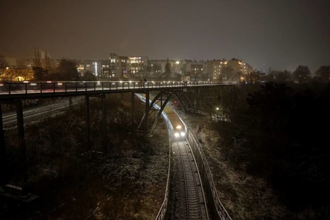 Germany, Berlin, 05.01.2025, Schwedter Steg, view from the Behmbrücke, S-Bahn train, facades of the