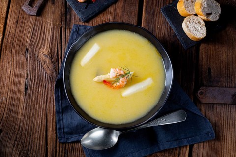 Super tasty asparagus soup with prawns and capers